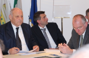 Si tratta per un'equa ripartizione dei fondi UE: il presidente Durnwalder con gli assessori all'agricoltura del Trentino Michele Dallapiccola (al centro) e della Val d'Aosta Renzo Testolin