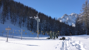 La stazione nivo-meteorologica sui Prati di Croda Rossa a Sesto con colleghi della Forestale che rilevano il profilo del manto nevoso. (Servizio prevenzione valanghe)