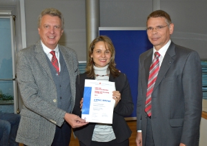 Premio integrazione lavorativa 2013 consegnato dall'assessore provinciale al lavoro Roberto Bizzo (sx) alla ditta Aspiag Service srl di Bolzano (Foto: USP/A.Pertl)