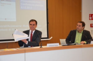 Dalla Relazione sociale 2013 un quadro sull'attività e gli sviluppi nel sociale. È stata rpesentata dall'assessore Theiner (sx) e dal direttore di Ripartizione Critelli (Foto:U.Mahlknecht)