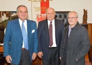 Il presidente Durnwalder con i medici specialisti Trabucchi e Donà