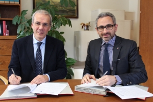 Da sx Roberto Viola, direttore del Centro Ricerca e Innovazione der Fondazione E. Mach e Michael Oberhuber, direttore del Centro di Sperimentazione Laimburg siglano la Convenzione aggiuntiva