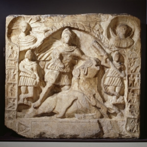 La stele di Mitra esposta nella mostra “mysteriX"