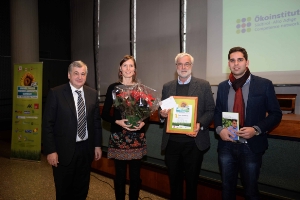 L'assessore provinciale Florian Mussner premia i rappresentanti di Ökoinstitut Südtirol/Alto Adige che ha ottenuto il 1° posto nella categoria attività e impegno (Foto: Ufficio Stampa Provincia TN)