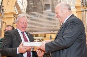 Un ricordo ai suoi collaboratori: Durnwalder con il direttore di Dipartimento Heinrich Holzer (Foto SerCom/ohn)