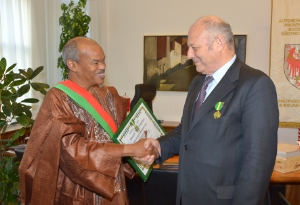 Durnwalder insignito con titolo onorifico del Burkina Faso. Un momento della consegna a Palazzo Widmann. (Foto: USP/A.Pertl)