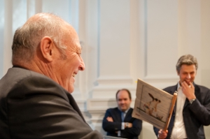 L'ultima conferenza stampa di Durnwalder dopo la Giunta: in regalo la copia dei giornali locali del marzo 1989