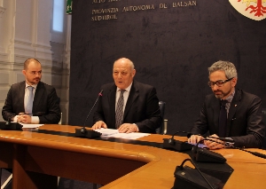 Ultima conferenza stampa da presidente: Luis Durnwalder fra Daniel Bedin (Azienda Laimburg) e Michael Oberhuber (Centro Laimburg)