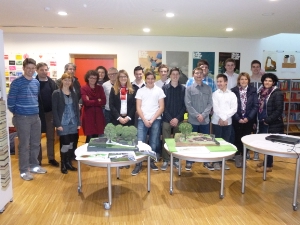 I nove alunni della Scuola professionale Laimburg presentano i loro progetti per il giardino (Foto: Scuola professionale Laimburg)