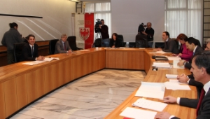 La nuova squadra di governo guidata da Arno Kompatscher riunita per la prima volta nella sala della Giunta provinciale a Palazzo Widmann