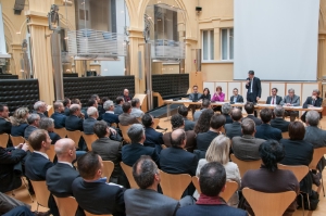 Il presidente e gli assessori all'incontro con i dirigenti provinciali (Foto SerCom/ohn)