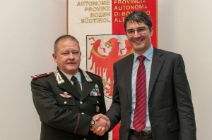Il generale Georg Di Pauli con il presidente Kompatscher. Foto SerCom/ohn.
