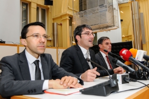 Abbattere i costi della politica: questo uno degli impegni della nuova Giunta guidata dal Presidente Arno Kompatscher e dai suoi vice Christian Tommasini e Richard Theiner