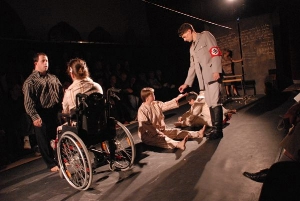 Gli studenti della Scuola "Hannah Arendt" hanno assistito allo spettacolo teatrale “Spuren der Seele - Impronte dell'anima” in occasione della Giornata della Memoria