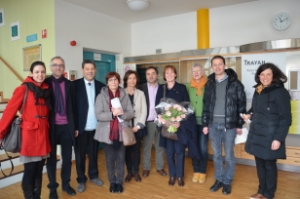 Foto di gruppo con l'assessora Stocker al termine della visita al Laboratorio protetto "Trayah" di Brunico
