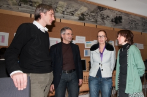Da sinistra: Andrea Tezzele, Stefan Walder, Patrizia Nogler, l'assessore Waltraud Deeg (Foto: SerCom/ohn)