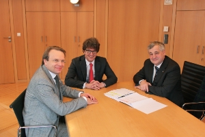 (da dx a sx) l'assessore Mussner, il manager regionale dell'ÖBB Alexander Jug ed il presidente della SAD Christoph Perathoner. (FOTO:USP/Ferdigg)