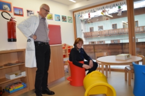 L'assessora Stocker visita la riabilitazione pediatrica presso l'Ospedale di San Candido