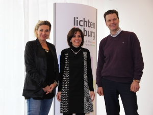 L'assessore Deeg durante la visita alla Casa Lichtenburg. Da sin., la direttrice Elfi Kirmaier, l'assessore Deeg e il presidente della Fondazione St. Elisabeth, Christian Klotzner