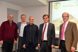Assessore all'energia Theiner (2° da dx) in visita all'Agenzia per l'energia CasaClima (da sx): il vicepresidente Flavio Ruffini, il direttore Urlich Santa, il presidente Stefano Fattor, il dir. Dip.Florian Zerzer, tutto a dx (Foto: Gebhard Platter)