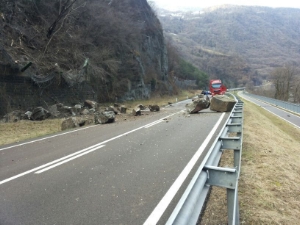 I massi franati sulla SS12 a Campodazzo (Foto: impresa Gregorbau)