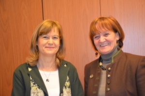 L'assessora Martha Stocker con la direttrice provinciale dell'Agenzia delle Entrate, Hildegard Olga Ungerer