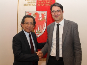 Il presidente Kompatscher con il segretario dell'IILA Rhi Sausi (Foto SerCom/chr)