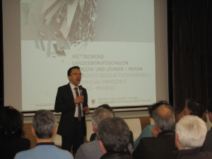 Nuovo edificio per due scuole professionali di Merano: l'assessore Christian Tommasini inaugura la mostra dei progetti
