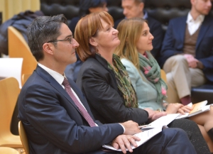 Il presidente Arno Kompatscher, l'assessora Martha Stocker e la presidente della Commissione per le pari opportunità, Ulrike Oberhammer