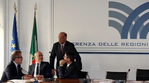 Presidenti a consulto: da sinistra, Roberto Maroni (Lombardia), Ugo Rossi (Trentino), Arno Kompatscher (Alto Adige) e in piedi Augusto Rollandin (Aosta)