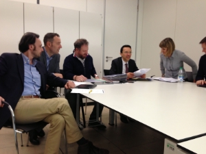 L'assessore provinciale Christian Tommasini (4° da sx) incontra i vertici di LVH-APA guidati dal presidente e dal vicepresidente, Gert Lanz (3° da sx) e Ivan Bozzi (1° da sx).