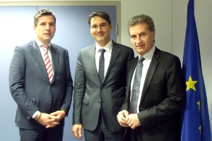 Colloquio a Bruxelles sull'energia: da sinistra, l'europarlamentare Dorfmann, il presidente Kompatscher e il commissario UE Oettinger