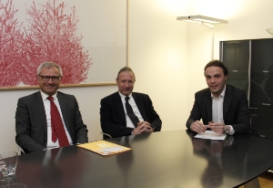 L'assessore Achammer con il presidente di Assoimprenditori, Stefan Pan (al centro) ed il direttore Josef Negri