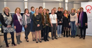 La nuova Commissione provinciale per le pari opportunità per le donne con l'assessora Martha Stocker (1a da dx) (Foto: Servizio Donna)