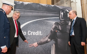 Il maggiore Carli, l'assessore Mussner ed il direttore di dipartimento Pagani davanti al logo della campagna di prevenzione "No Credit”