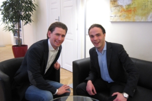 L'asssessore Philipp Achammer (dx) dal ministro degli esteri austriaco Sebastian Kurz a Vienna.