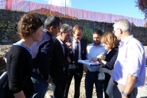 L'assessore Arnold Schuler (3° da sx) visita i lavori di sistemazione lungo l'Isarco a Bolzano (Foto: Rip.Opere Idrauliche/J.Weißensteiner)