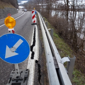 Il tratto a rischio frana prima degli interventi di consolidamento