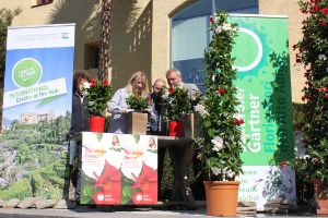 Barbara Raffeiner con la pianta dell'anno 2014. Alle sue spalle Valtl Raffeiner, Daniel Bedin e Heinz Luther (floricoltori dell'Alto Adige)