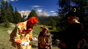 Karamela e due scolari vestiti da orso scoprono la vita dell'Ursus ladinicus