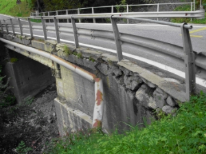 L'attuale ponte sulla SP 30 a Ronco/Luson sarà rifatto. La struttura presenta un stato di avanzato degrado (Foto: Ufficio tecnico strade nord-est)