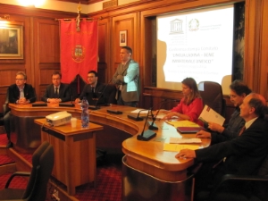Lingua ladina patrimonio Unesco? A Cortina presentato il progetto (a destra, l'intendente scolastico Verra)