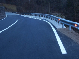 Il rendering con l'ampliamento programmato della strettoia sulla SS 242 della Val Gardena nel comune di Laion (Foto: Ripartizione Infrastrutture)