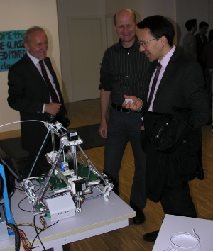 L'assessore provinciale Tommasini con il dirigente scolastcio Franz Josef Oberstaller mentre osserva il lavoro di una stampante 3D