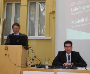 Il direttore della Ripartizione lavoro Sinn e Matthias Fink dell'Euregio durante i lavori - Foto: USP/GECT/Aichner)