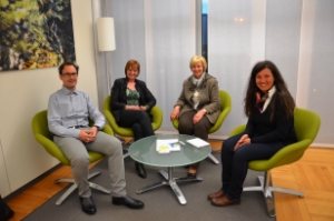 Nella foto da sin.: Ulrich Seitz, direttore dell'Ufficio ospedali, l'assessora Martha Stocker, Wilma Andergassen, presidente dell'Associazione malati di mucoviscidosi ed Irmgard Prader, direttrice di RIpartizione