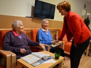 L'assessora Stocker a colloquio con gli ospiti della casa di riposo della San Vincenzo di Bolzano