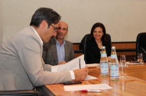 Via libera al programma 2014: il presidente Arno Kompatscher con alcuni membri del Comitato provinciale per la tutela del consumatore