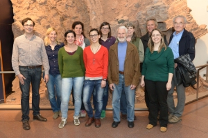 Il direttore del Museo di Scienze Naturali dell'Alto Adige Vito Zingerle (primo a sx), la paleontologa Evelyn Kustatscher (prima a dx) e il personale del Geoparc Bletterbach Foto Museo di Scienze Naturali dell'Alto Adige