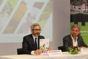 L'assessore Schuler (a dx) ed il direttore Oberhuber presentano il  "Laimburg Report 2014" (Foto: USP/Oswald Bauer)